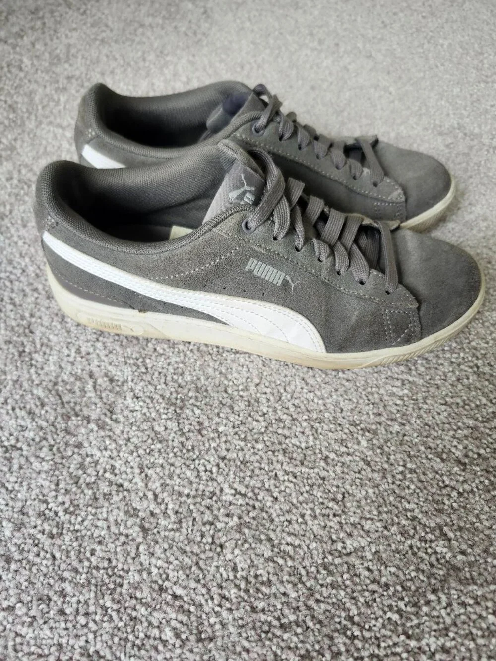 Woman's Puma Sneakers / Suede Gray / Size 7
